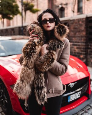 Kożuch damski z długim futrzanym kołnierzem, w odcieniach brązu, idealne na zimowe dni