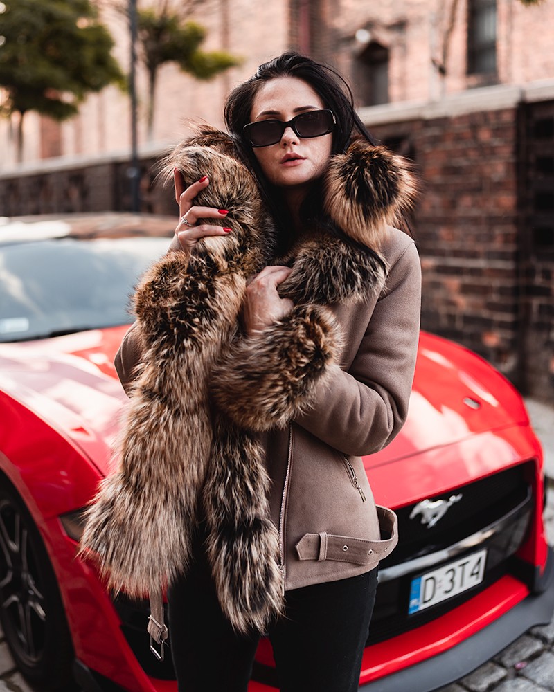 Kożuch damski z długim futrzanym kołnierzem, w odcieniach brązu, idealne na zimowe dni