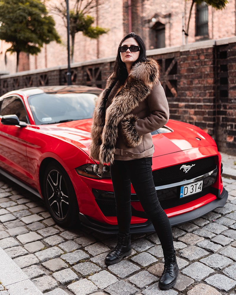 kożuch damski w odcieniu beżowym z futrzanym kołnierzem i kieszeniami, idealny na zimowe dni