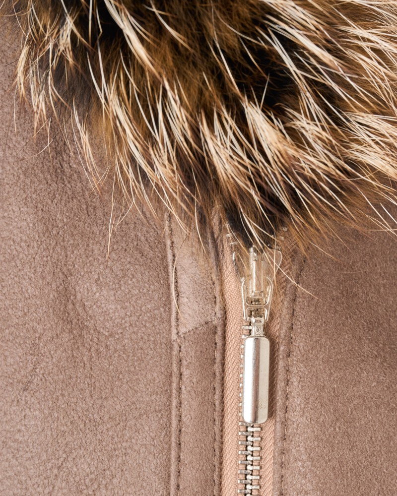 Kożuch damski w jasnym odcieniu z futrzanym kołnierzem i zamkiem błyskawicznym z metalowym detalem