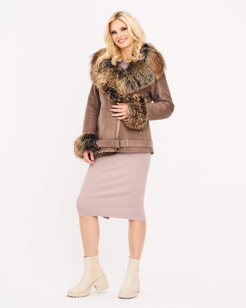 Kożuch damski w odcieniu brązu z futrzanym kołnierzem i rękawami, zapinany na pasek w talii