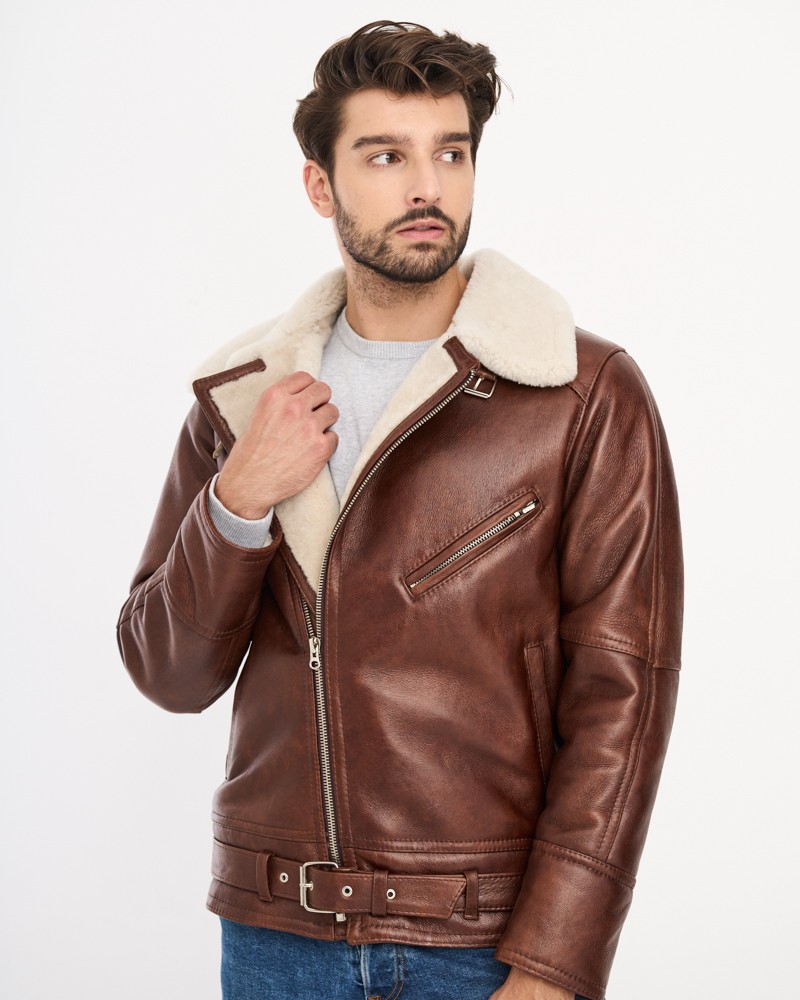 Kożuch męski w brązowym kolorze z futrzanym kołnierzem i paskiem w talii