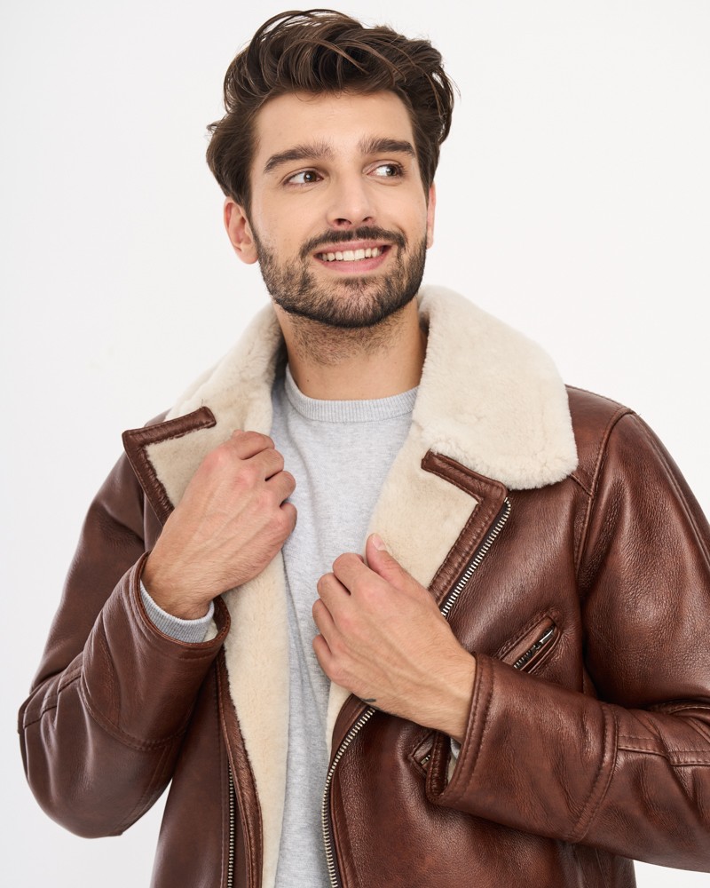 Męski kożuch w kolorze brązowym z futrzanym kołnierzem i zamkiem błyskawicznym z przodu