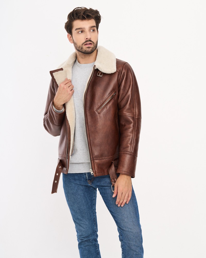 Kożuch męski w brązowym kolorze z futrzanym kołnierzem i zapięciem na zamek