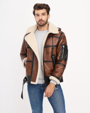 Kożuch męski w brązowym kolorze z futrzanym kołnierzem i czarnymi detalami