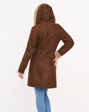 Brązowy kożuch damski z kapturem i futrzanym wykończeniem, długi krój, idealny na zimowe dni