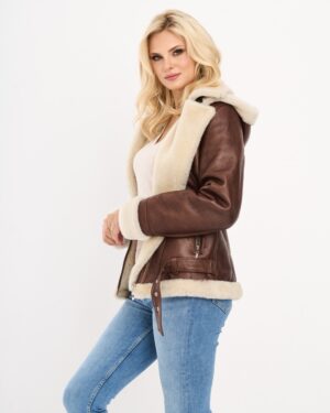 Kożuch damski w brązowym kolorze z kapturem i jasnym futrem, zapinany na zamek i guziki