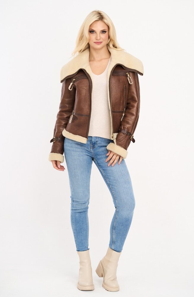 Kożuch damski w brązowym kolorze z beżowym kołnierzem i zamkami, idealny na zimowe dni