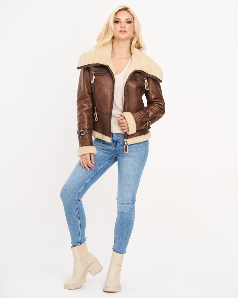 brązowy kożuch damski z futrzanym kołnierzem i zapięciem na zamek, idealna na zimowe dni