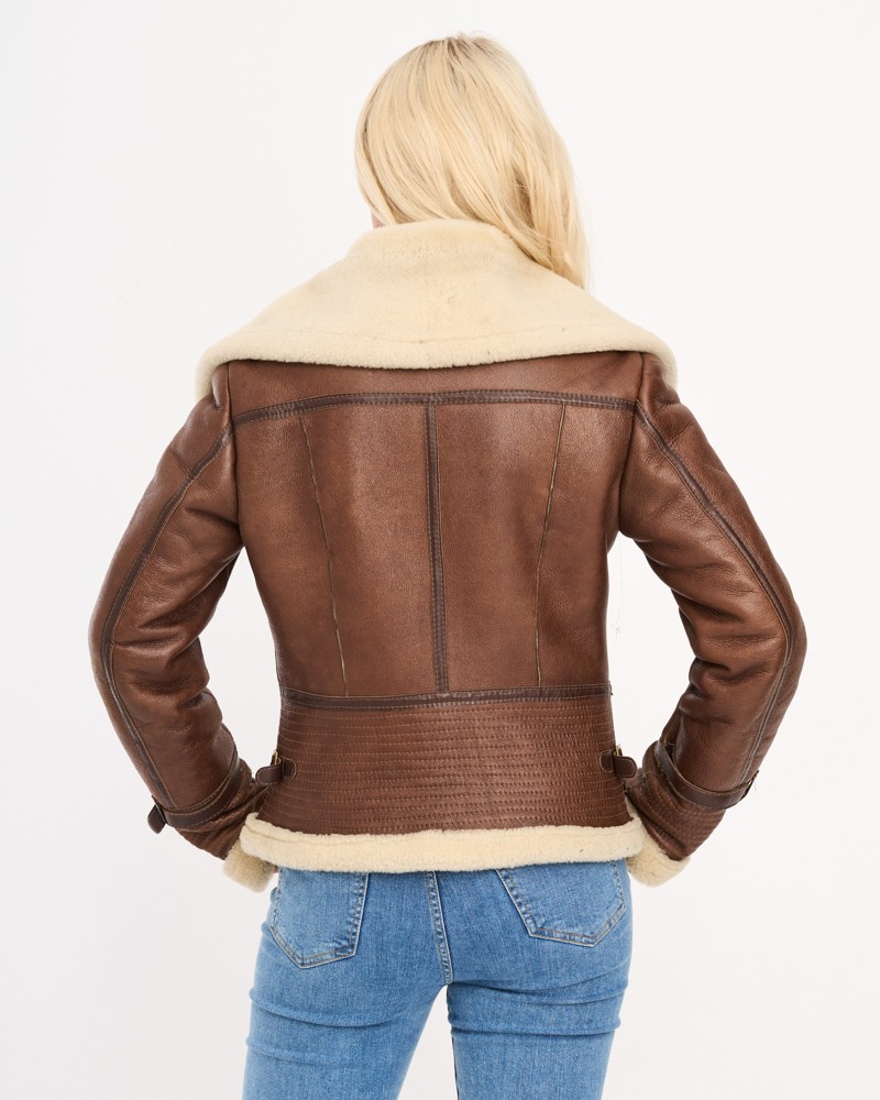 Kożuch damski w kolorze brązowym z futrzanym kołnierzem i dopasowanym krojem