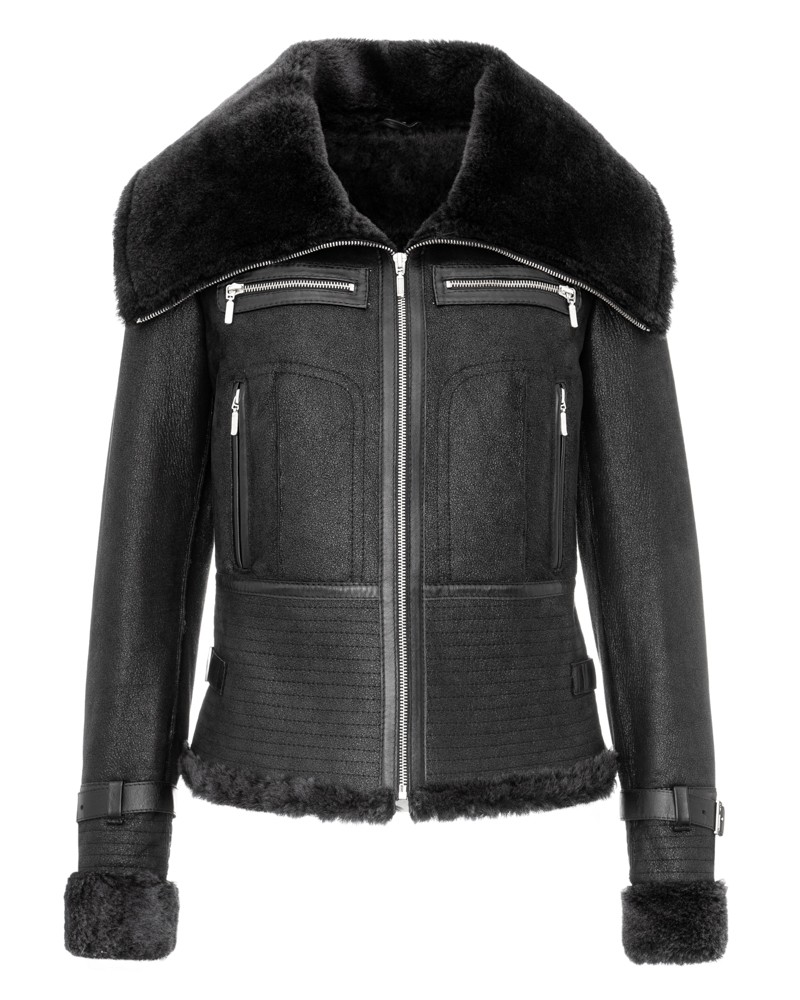 Kożuch damski w kolorze czarnym z dużym kołnierzem i futrzanym wykończeniem na rękawach