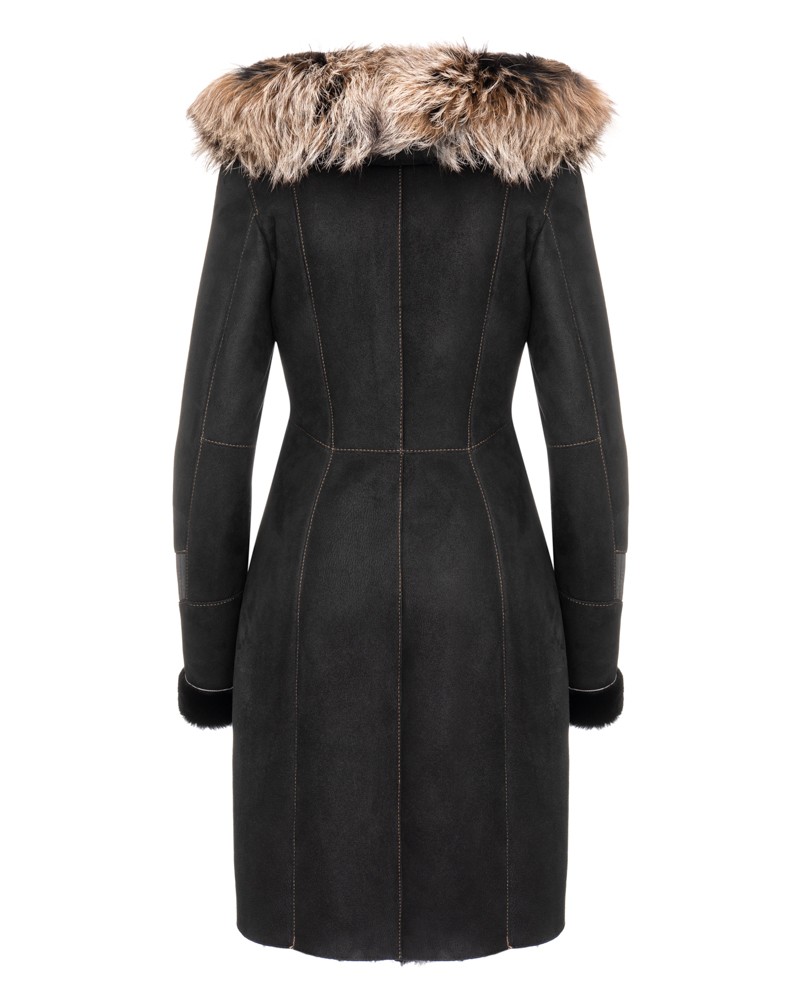 Czarny kożuch damski z futrzanym kołnierzem, dopasowany krój, eleganckie wykończenia i długie rękawy