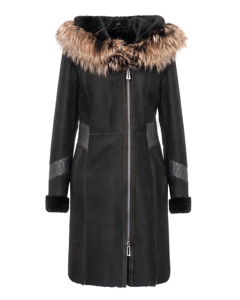 Czarny kożuch damski z kapturem i futrzanym wykończeniem, ozdobne przeszycia i kieszenie boczne