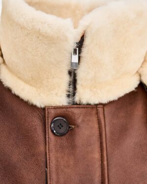kożuch męski w kolorze brązowym z futrzanym kołnierzem i zamkiem błyskawicznym