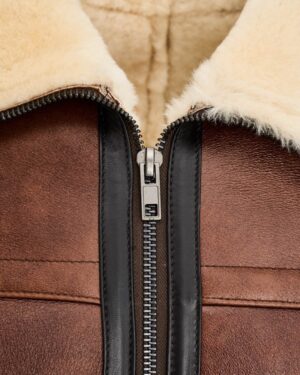 Kożuch męski w brązowym kolorze z kołnierzem z futra i zamkiem błyskawicznym z przodu