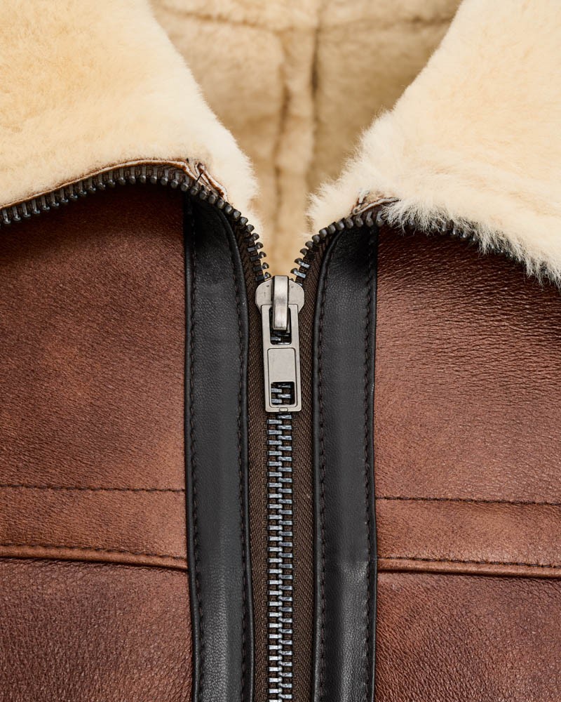 Kożuch męski w brązowym kolorze z kołnierzem z futra i zamkiem błyskawicznym z przodu