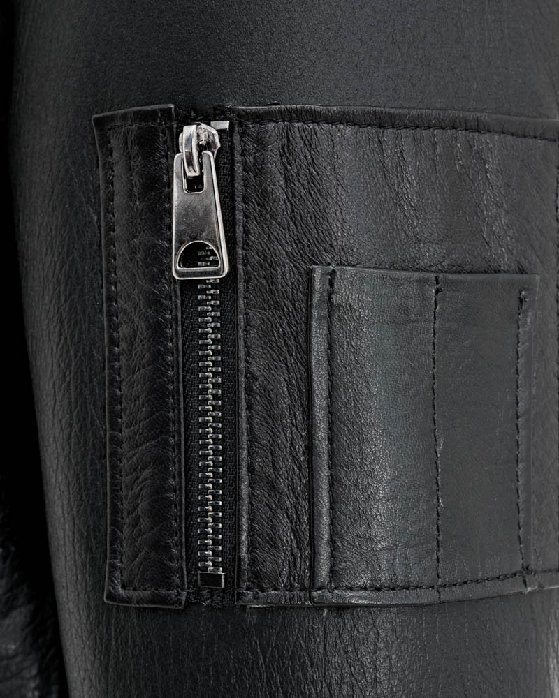 Kożuch męski czarny z zamkiem błyskawicznym i kieszenią na rękawie