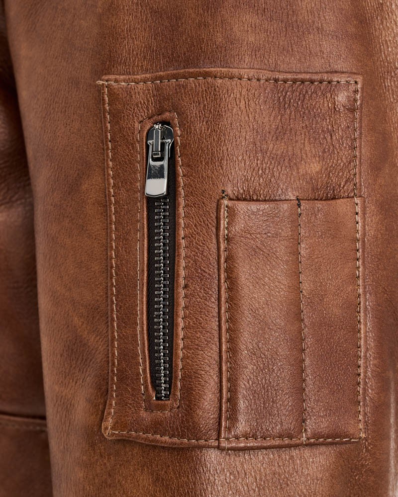Kożuch męski w brązowym kolorze z kieszenią na zamek i dodatkową kieszonką na rękawie