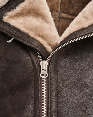 Kożuch męski w ciemnym brązie z miękkim futerkiem wewnątrz i metalowym zamkiem błyskawicznym