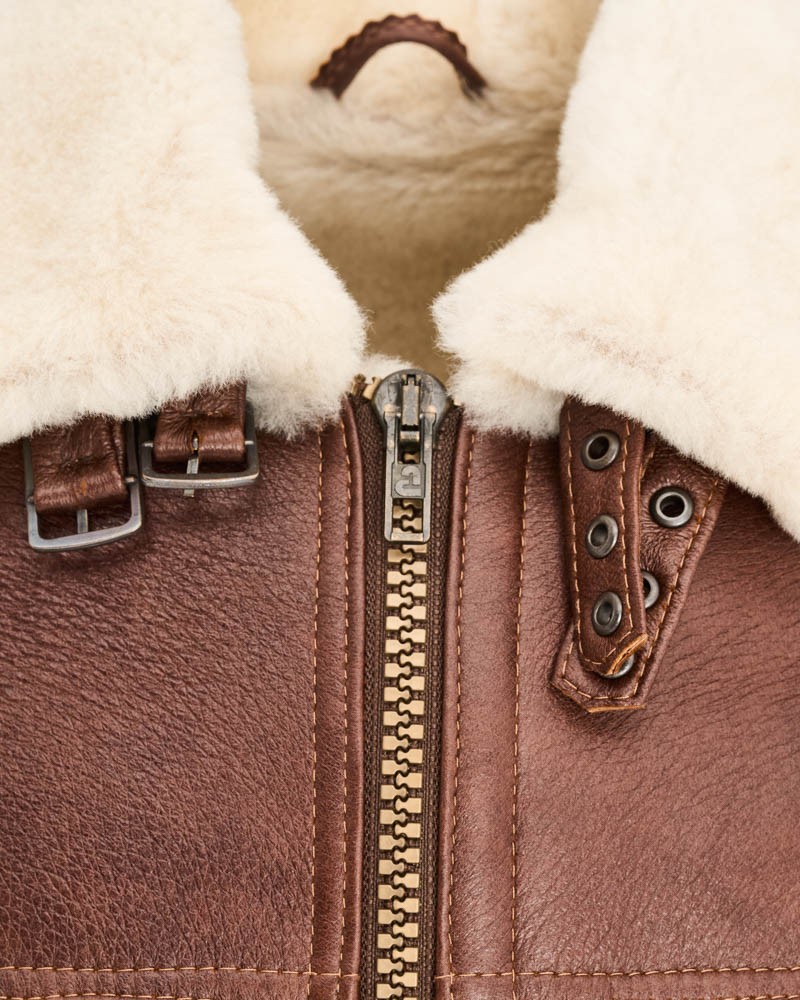 Brązowy kożuch męski z futrzanym kołnierzem i zamkiem błyskawicznym z dodatkowymi klamrami