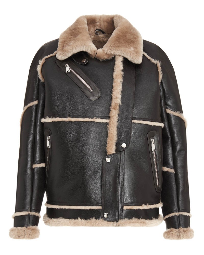 Kożuch męski w czarnym kolorze z jasnym futrzanym wykończeniem i asymetrycznym zapięciem na guziki