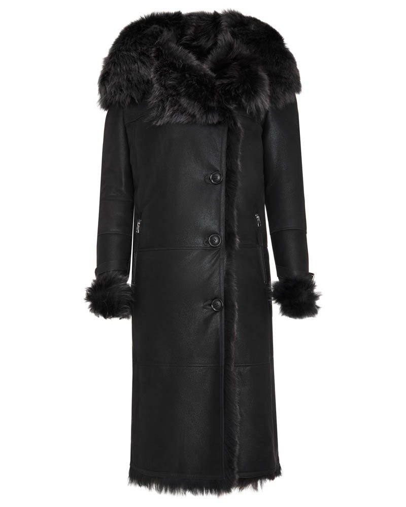 Czarny kożuch damski z futrzanym kapturem, długim krojem i eleganckimi guzikami na przodzie