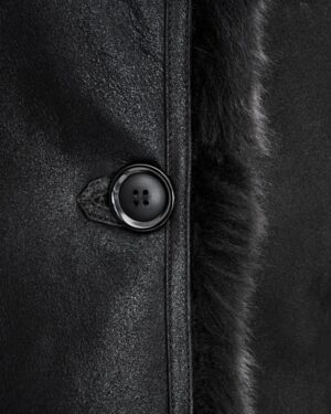 Kożuch damski z futrzanym kołnierzem i eleganckim guzikiem, idealny na zimowe dni