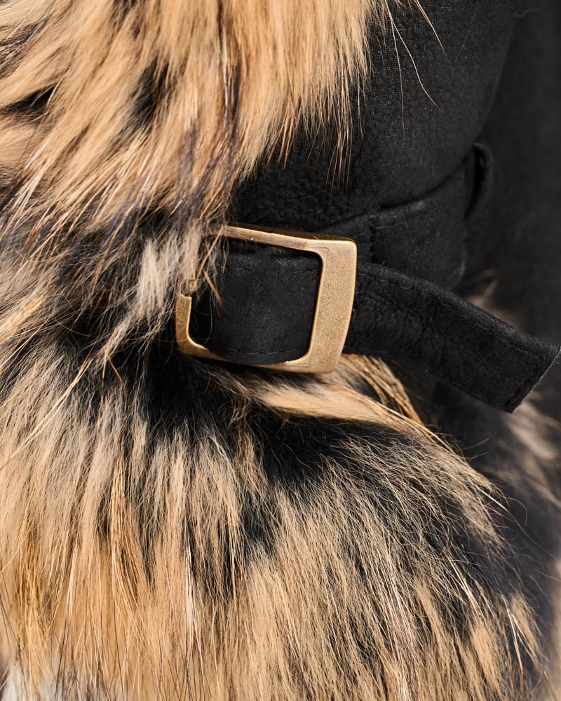 Kożuch damski z naturalnym futrem w odcieniach brązu i czerni, z regulowanym paskiem i eleganckim wykończeniem