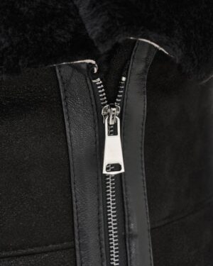 Czarny kożuch damski z zamkiem błyskawicznym i miękkim kołnierzem, idealny na zimowe dni