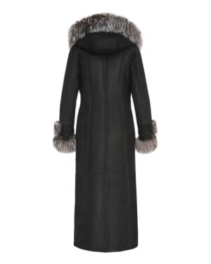 Czarny kożuch damski z kapturem i futrzanym wykończeniem na rękawach, idealny na zimowe dni