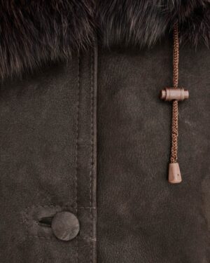 Kożuch damski w ciemnym odcieniu z futrzanym kołnierzem i ozdobnym zapięciem na sznurek