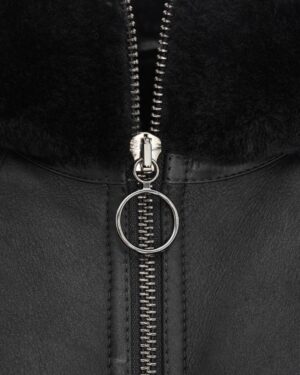 Kożuch damski w kolorze czarnym z futrzanym kołnierzem i metalowym zamkiem błyskawicznym