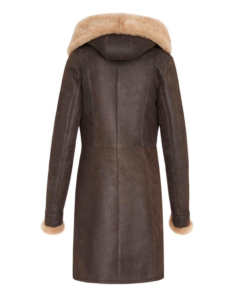 Kożuch damski w brązowym kolorze z futrzanym kapturem i mankietami, elegancki krój z delikatnymi detalami