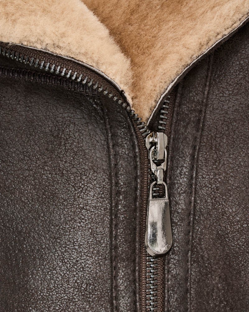 Kożuch damski w ciemnobrązowym kolorze z futrzanym kołnierzem i metalowym zamkiem błyskawicznym