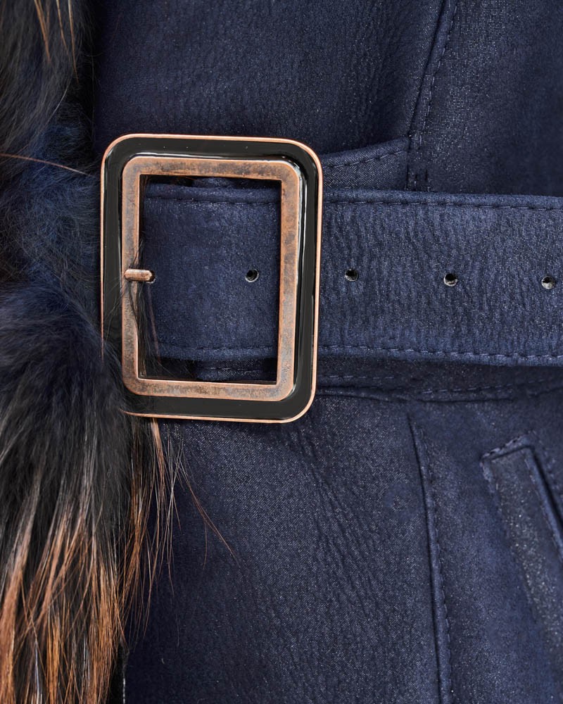 Kożuch damski w granatowym kolorze z szerokim paskiem i elegancką klamrą w odcieniu miedzi