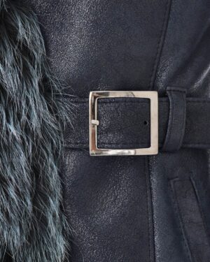 Ciemnoniebieski kożuch damski z futrzanym wykończeniem i srebrnym paskiem w talii