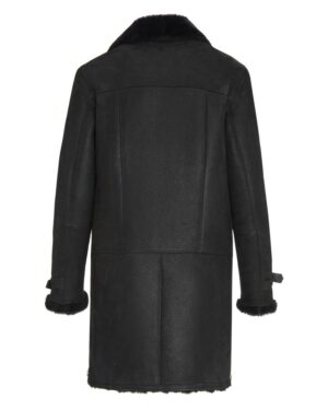 Czarny kożuch damski z miękkim kołnierzem i mankietami, idealny na zimowe dni