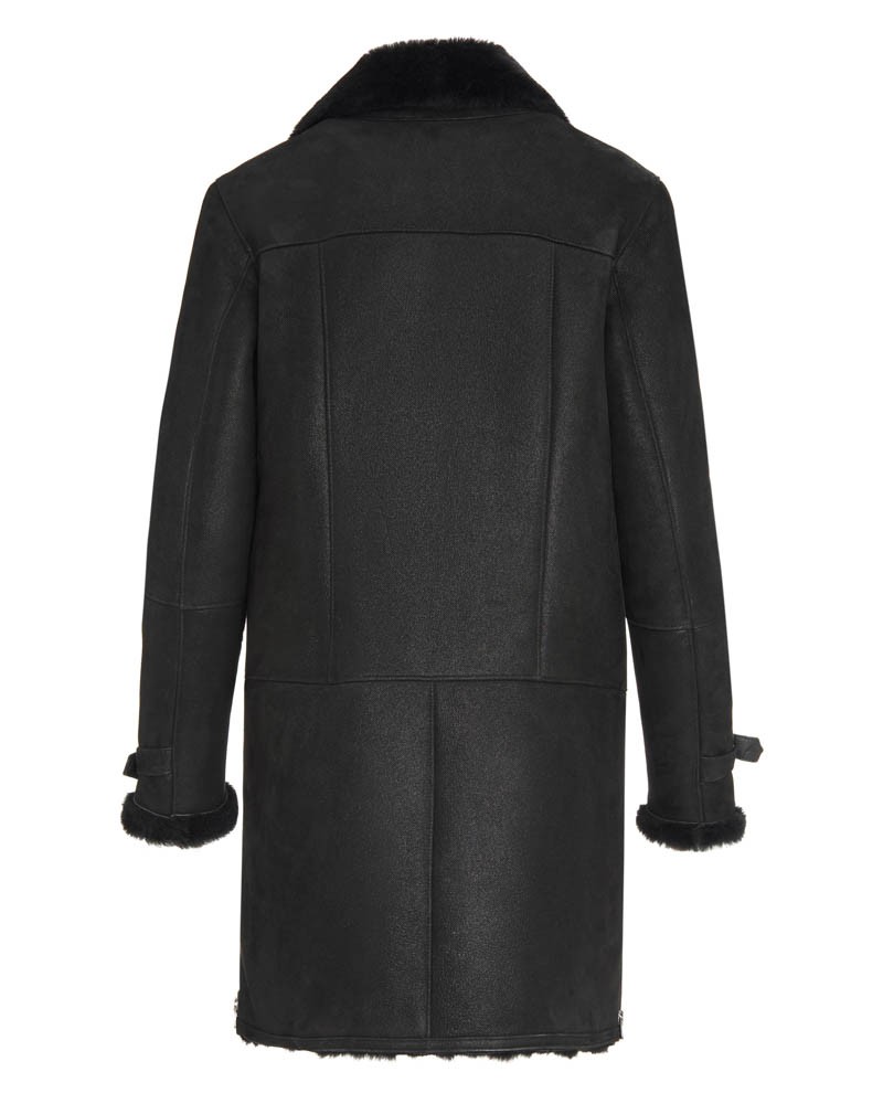 Czarny kożuch damski z miękkim kołnierzem i mankietami, idealny na zimowe dni