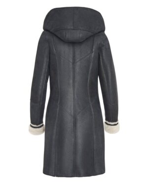 Popielaty kożuch damski z kapturem i futrzanym wykończeniem rękawów, elegancki krój z detalami szwów