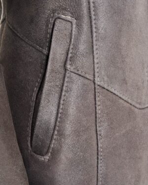 Kożuch damski w odcieniu szarości z kieszeniami i delikatnym przeszyciem na brzegach