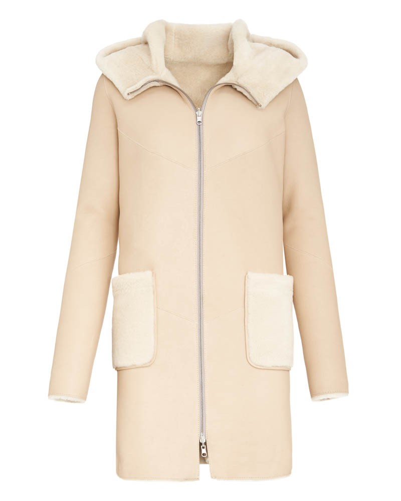 Kożuch damski w jasnym kolorze z kapturem, zamkiem błyskawicznym i dwiema kieszeniami na przodzie