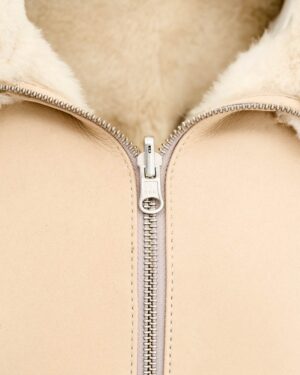 Kożuch damski w jasnym beżu z futrzanym kołnierzem i zamkiem błyskawicznym z metalowym detalem