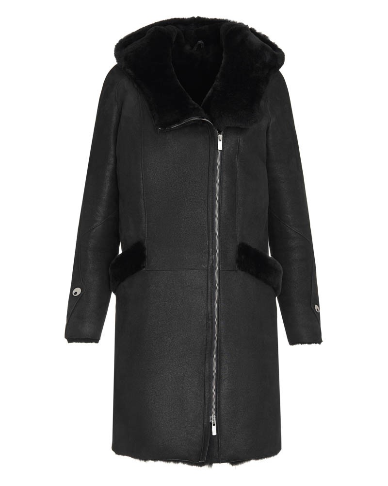 Czarny kożuch damski z kapturem, posiadający futrzany kołnierz i zapięcie na zamek błyskawiczny