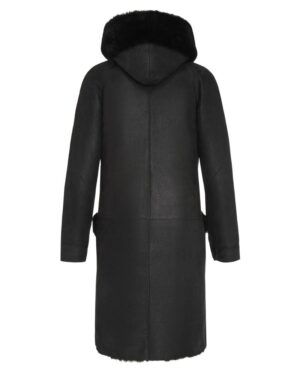 Czarny kożuch damski z kapturem, długim krojem i futrzanym wykończeniem przy kołnierzu