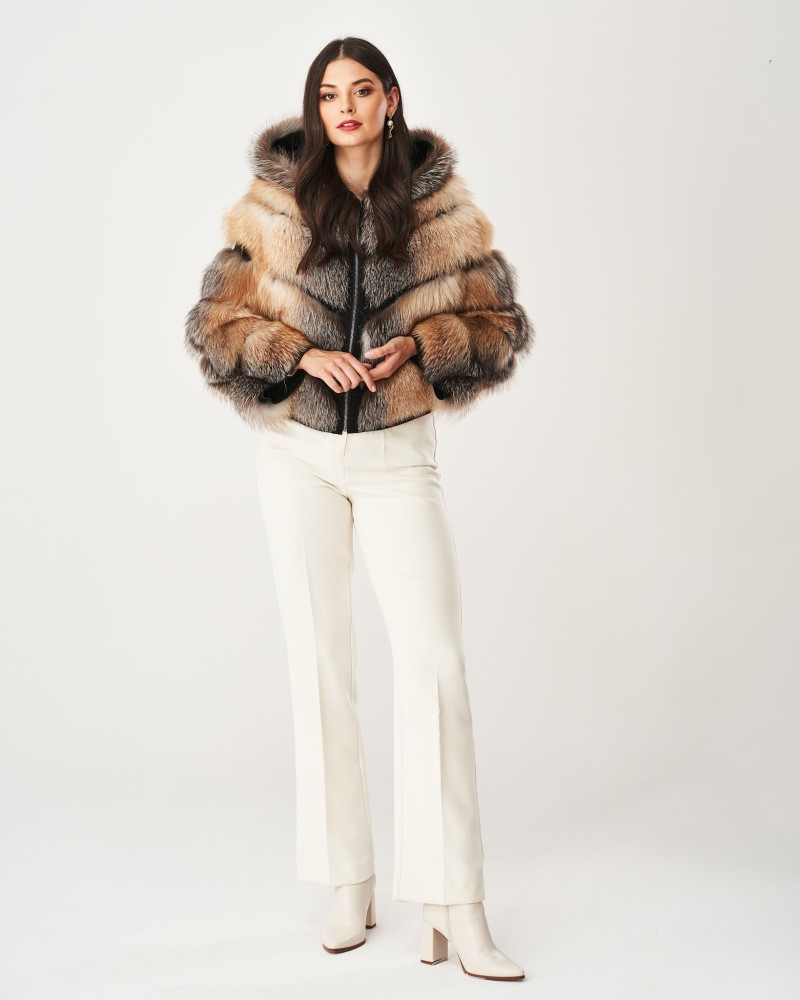 Futro naturalne z kapturem w odcieniach brązu i szarości, z eleganckim wykończeniem i miękkim futerkiem