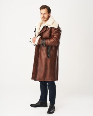 Kożuch męski w brązowym kolorze z futrzanym kołnierzem i paskiem w talii, idealny na zimowe dni