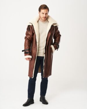 Kożuch męski w brązowym kolorze z szerokim kołnierzem i paskiem w talii, idealny na zimowe dni