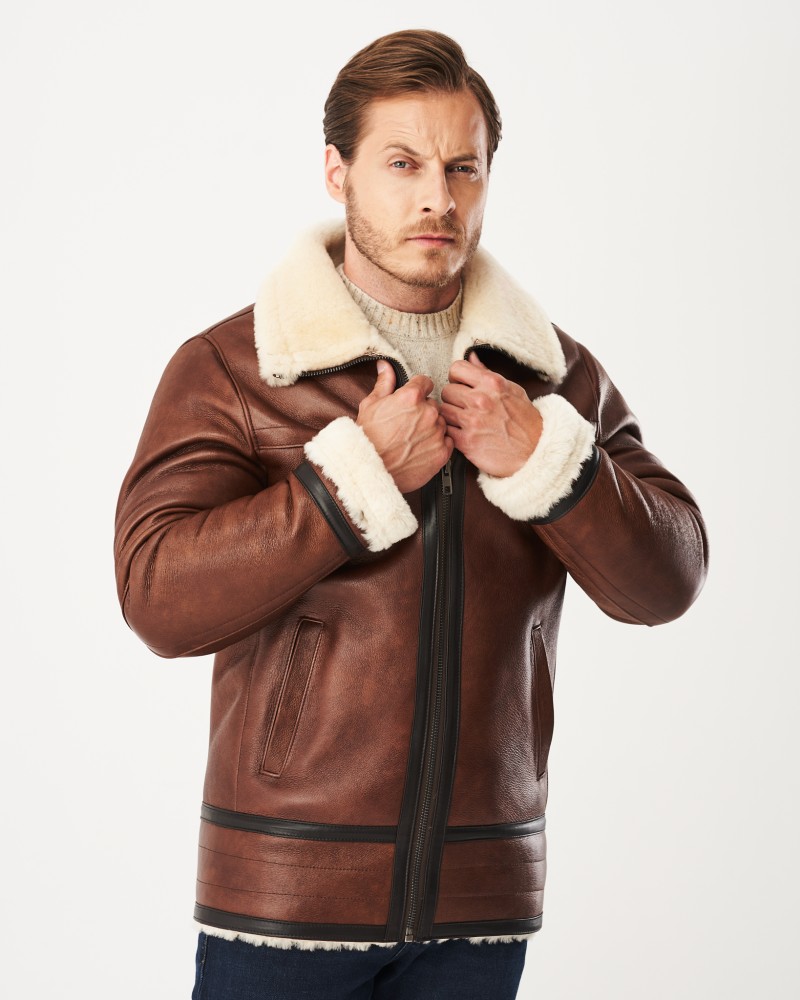 Męski kożuch w brązowym kolorze z futrzanym kołnierzem i zamkiem błyskawicznym, idealny na zimowe dni