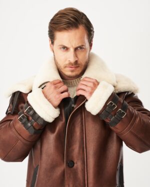 Kożuch męski w brązowym kolorze z futrzanym kołnierzem i regulowanymi paskami na rękawach