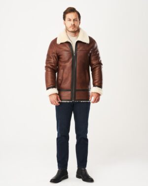 Męski kożuch w brązowym kolorze z futrzanym kołnierzem i zamkiem błyskawicznym